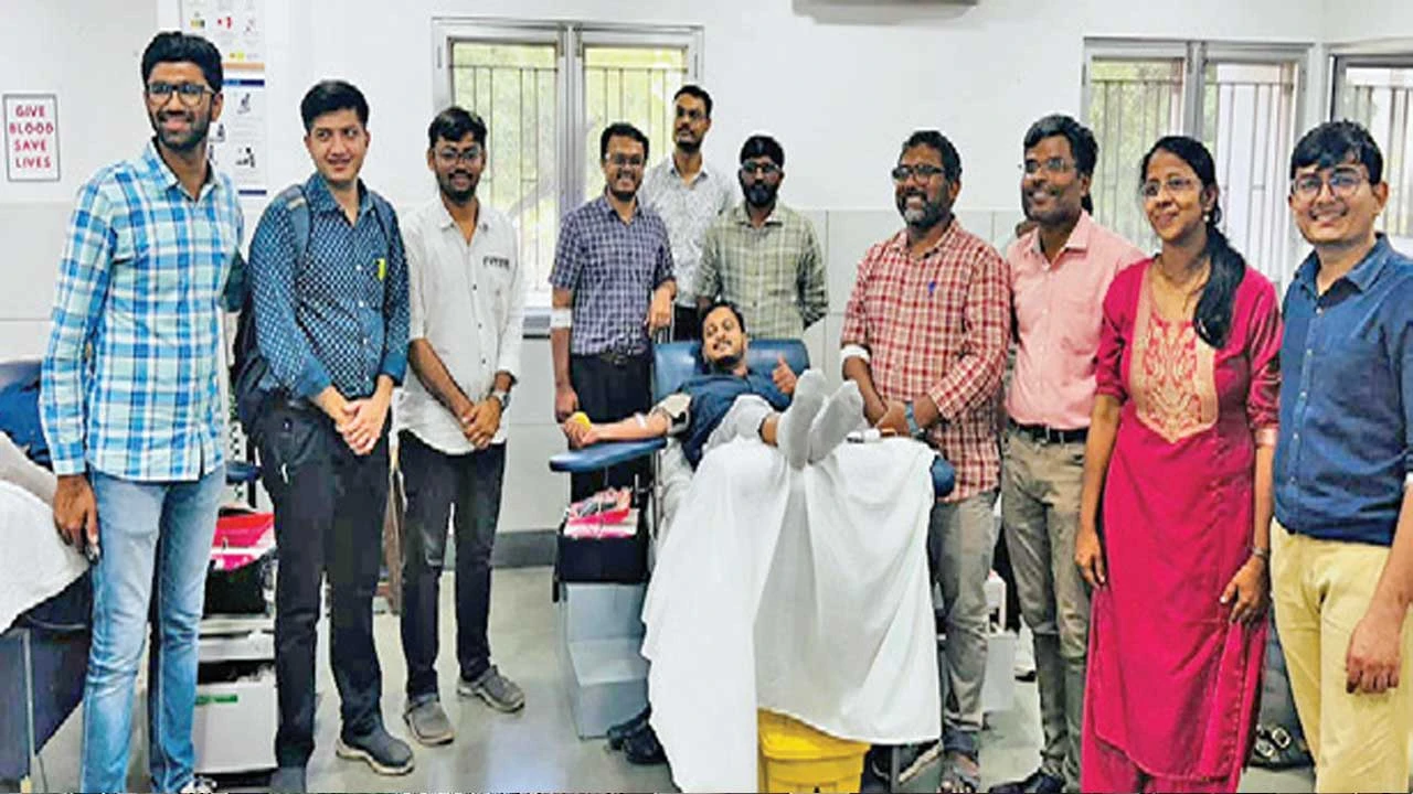 કરમસદની શ્રી કૃષ્ણ હોસ્પિ.નો સ્ટાફ્ રક્તદાતા બની દર્દીઓને વ્હારે