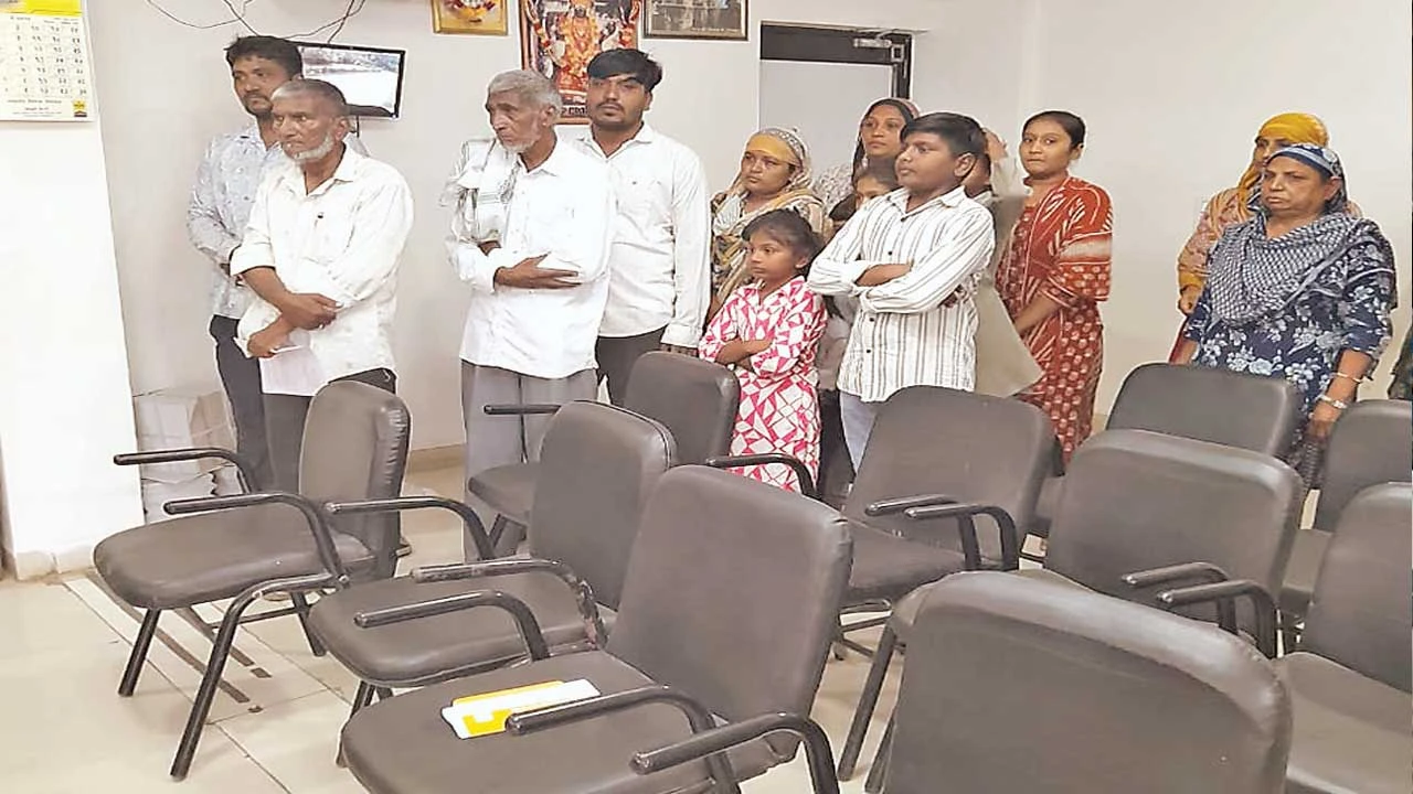 પાટણ: વડાવલીનો ફકીર પરિવાર નિવાસ બચાવવા માટે કલેક્ટર કચેરી બહાર ધરણાં પર