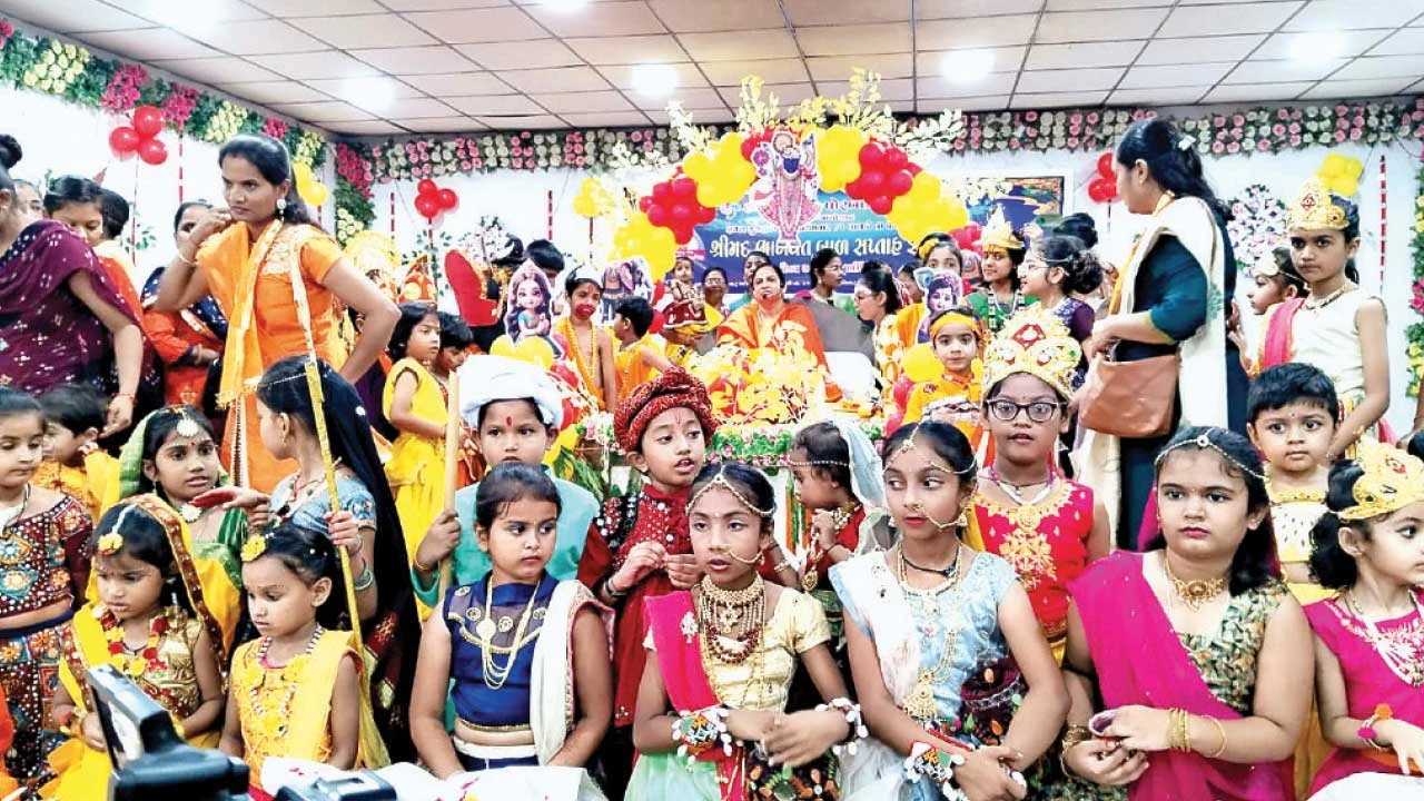 પોરબંદરમાં શ્રીમદ બાળભાગવત સપ્તાહમાં ધામધૂમથી નંદ મહોત્સવ અને શ્રીકૃષ્ણ જન્મોત્સવની ઉજવણી.