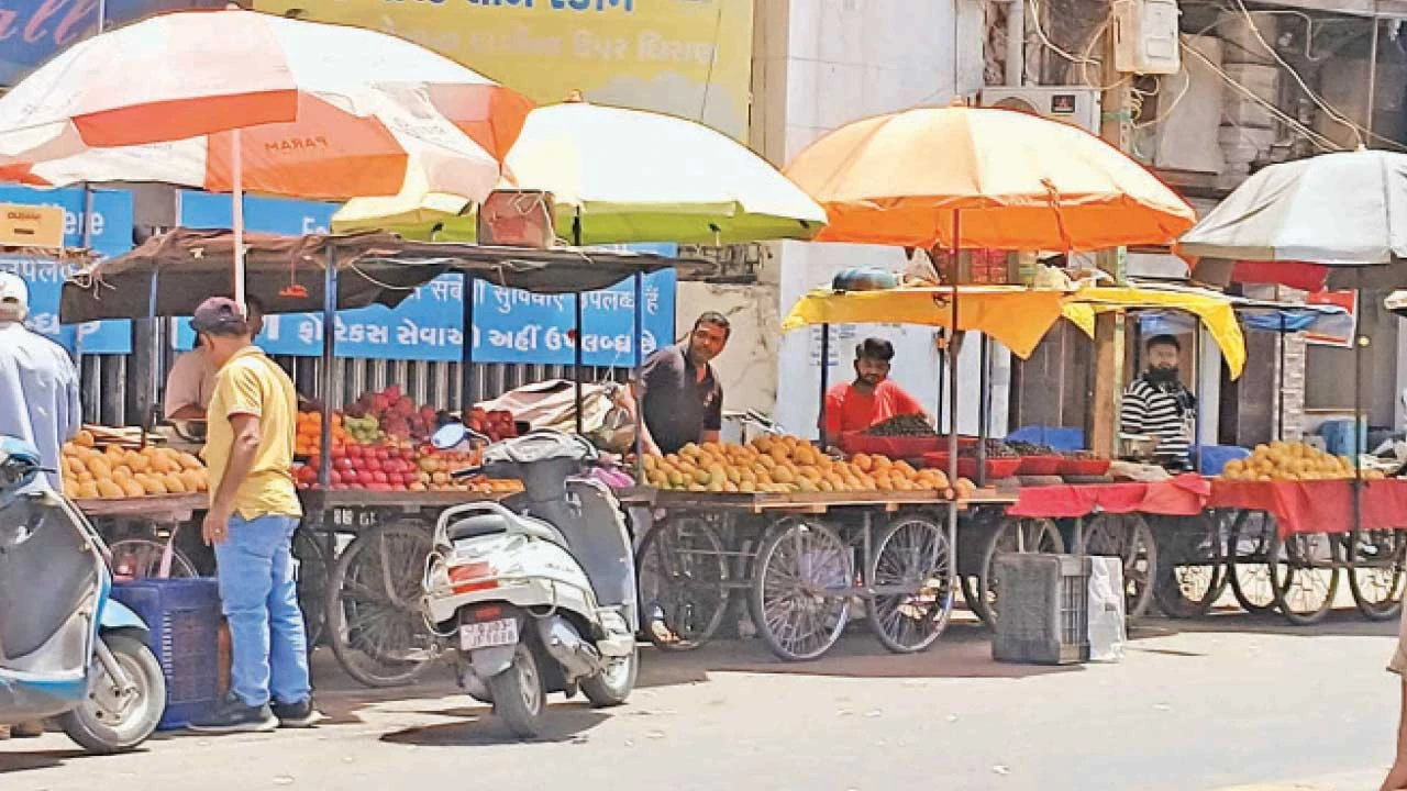 રાજકોટમાં ફ્રુટ વેપારીઓને ગરમી અને ડીઝલની અછતનો ડબલ માર