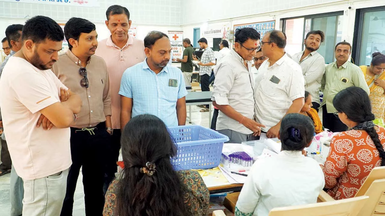લુણાવાડા ખાતે બાવન પાટીદાર સમાજ દ્વારા રક્તદાન કેમ્પ
