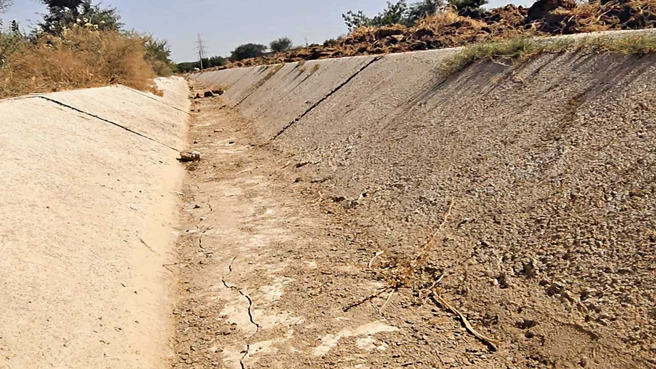ખેડા: કરોડોની કેનાલમાં પાણી નહીં, ખેડૂતો સિંચાઈ માટે બોરવેલ પર નિર્ભર