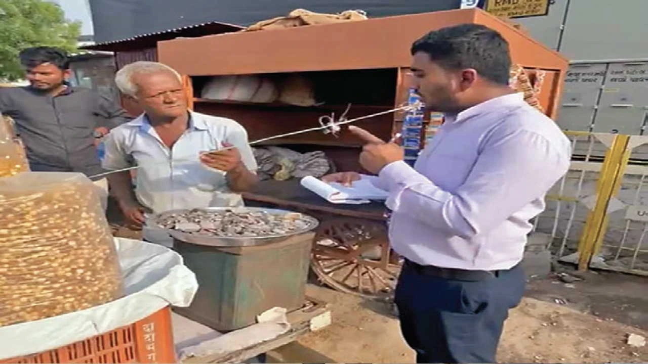 ચાણસ્મામાં પ્લાસ્ટિકની બેગો વાપરતાં વેપારીઓ સામે સતત ત્રીજા દિવસે કાર્યવાહી