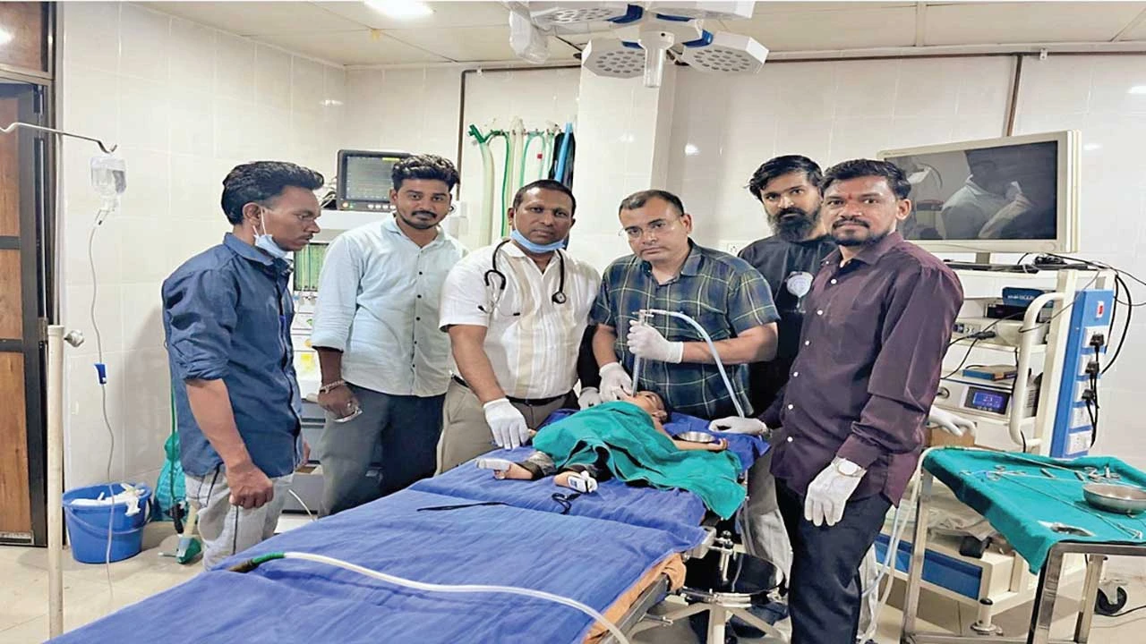 ખેડબ્રહ્માની આસ્થા હોસ્પિટલમાં 1 વર્ષના બાળકના ગળામાંથી જીવતો ભમરો સફળતાપૂર્વક બહાર કાઢ્યો