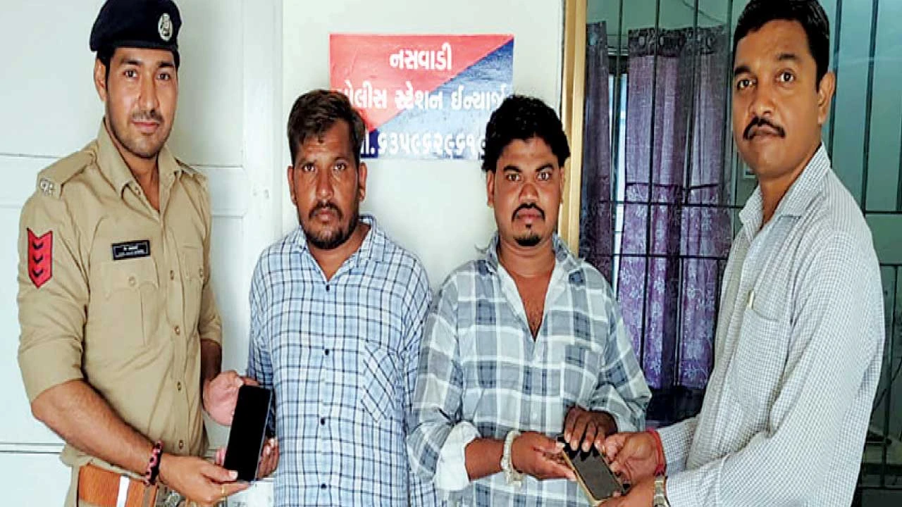 Chhotaudepur: નસવાડી પોલીસે 14 ખોવાયેલા મોબાઇલ ફોન માલિકોને પરત કર્યા