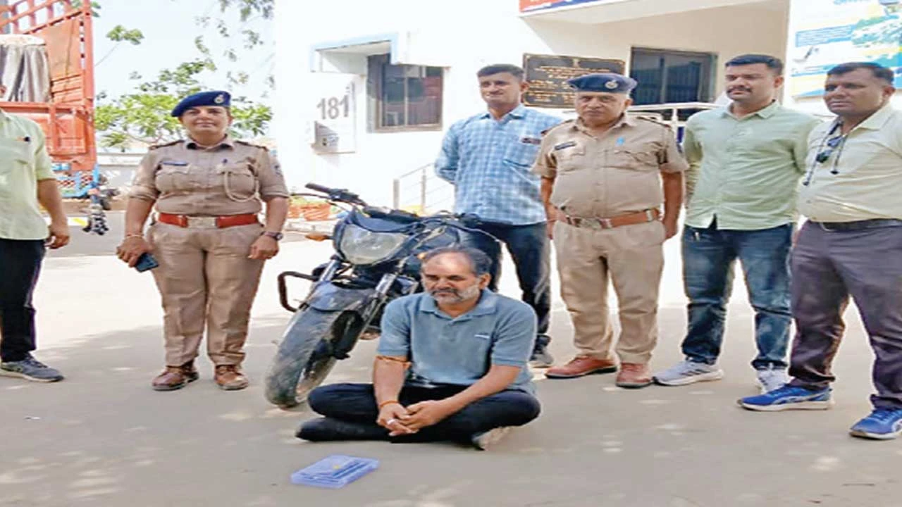 પાલનપુરના કાર શોરૂમમાં ફર્નિચર કારીગર જ ચોર નીકળ્યો