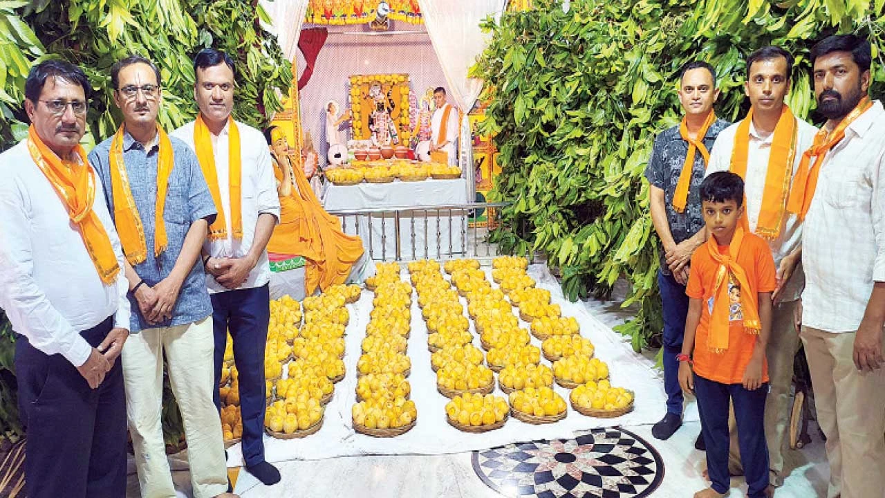 વડોદરાની પાદરા વિઠ્ઠલનાથજી હવેલીમાં 1100 કિલો કેરી મનોરથ