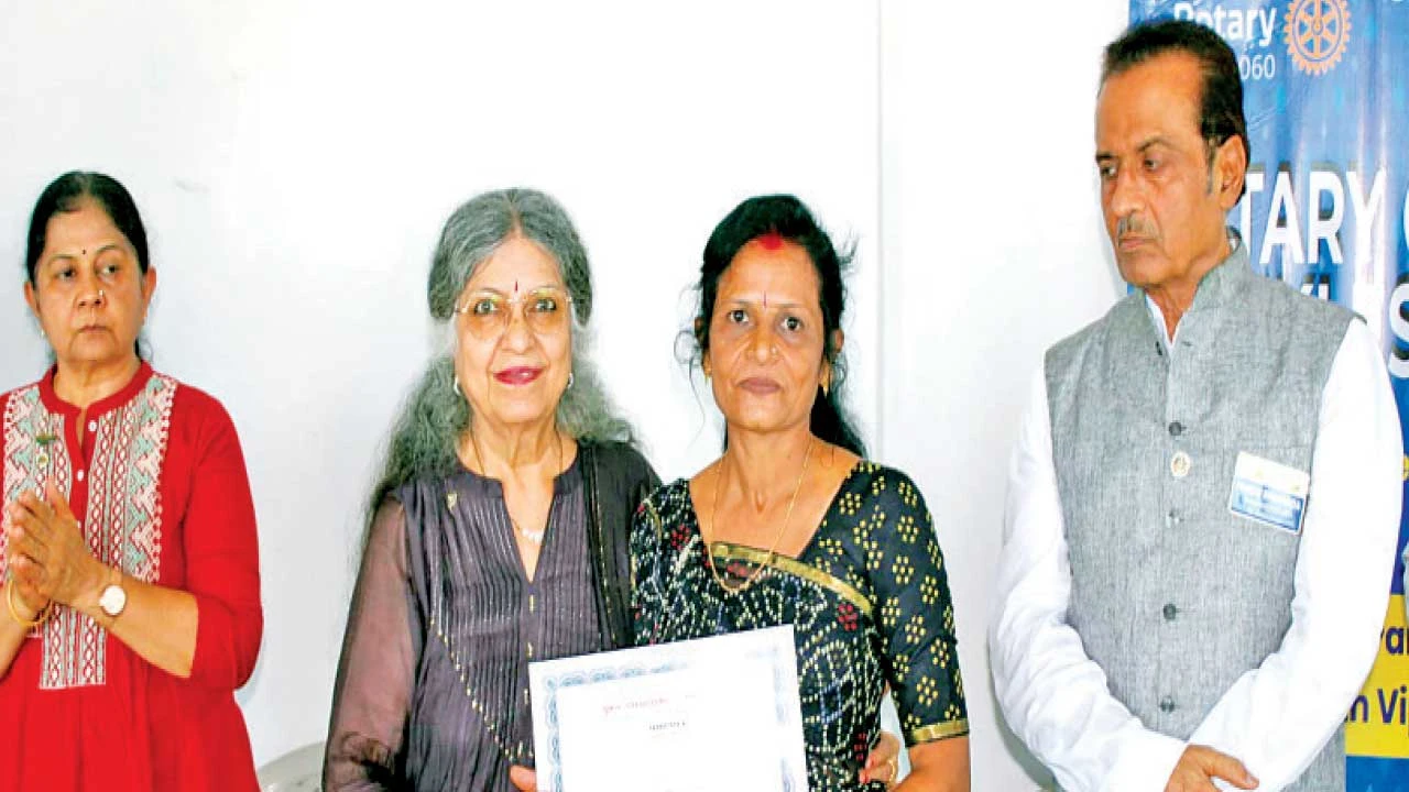 અંકલેશ્વરમાં રોટરી ક્લબ દ્વારા સિલાઈ તાલીમ પૂર્ણ કરનાર મહિલાઓને પ્રમાણપત્ર વિતરણ.