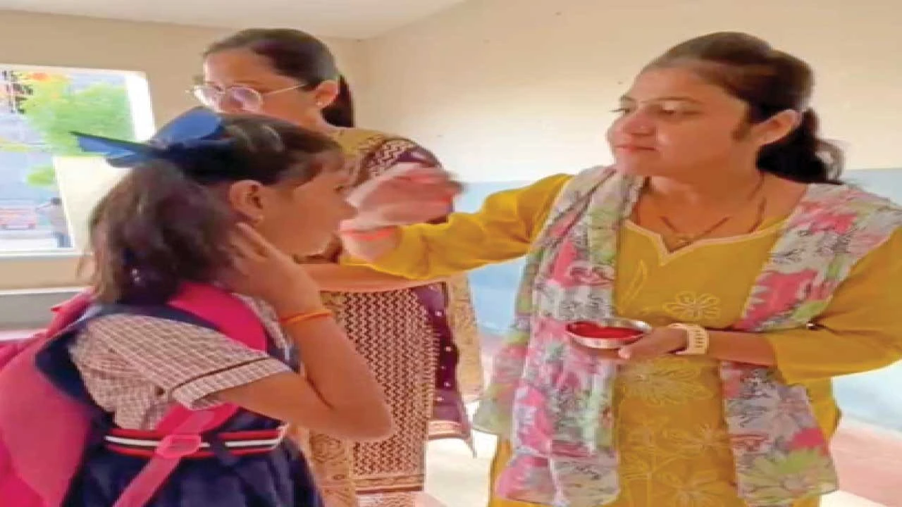 ઉનાળુ વેકેશન બાદ શાળાઓ વિદ્યાર્થીઓના કલરવથી ગુંજી ઉઠી.