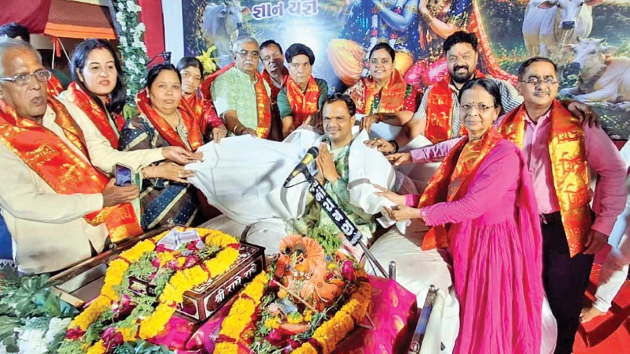 ગોધરામાં અધિક માસ નિમિત્તે પ્રસિદ્ધ કથાકાર ધર્મેશ ત્રિવેદી શાસ્ત્રીનું સન્માન.