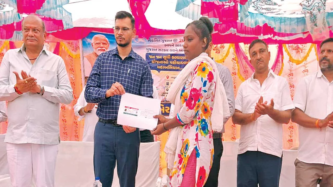 પંચમહાલ જિલ્લા કલેક્ટરની હાલોલ નજીક વિરાસત વન અને જનકલ્યાણ શિબિર ની મુલાકાત