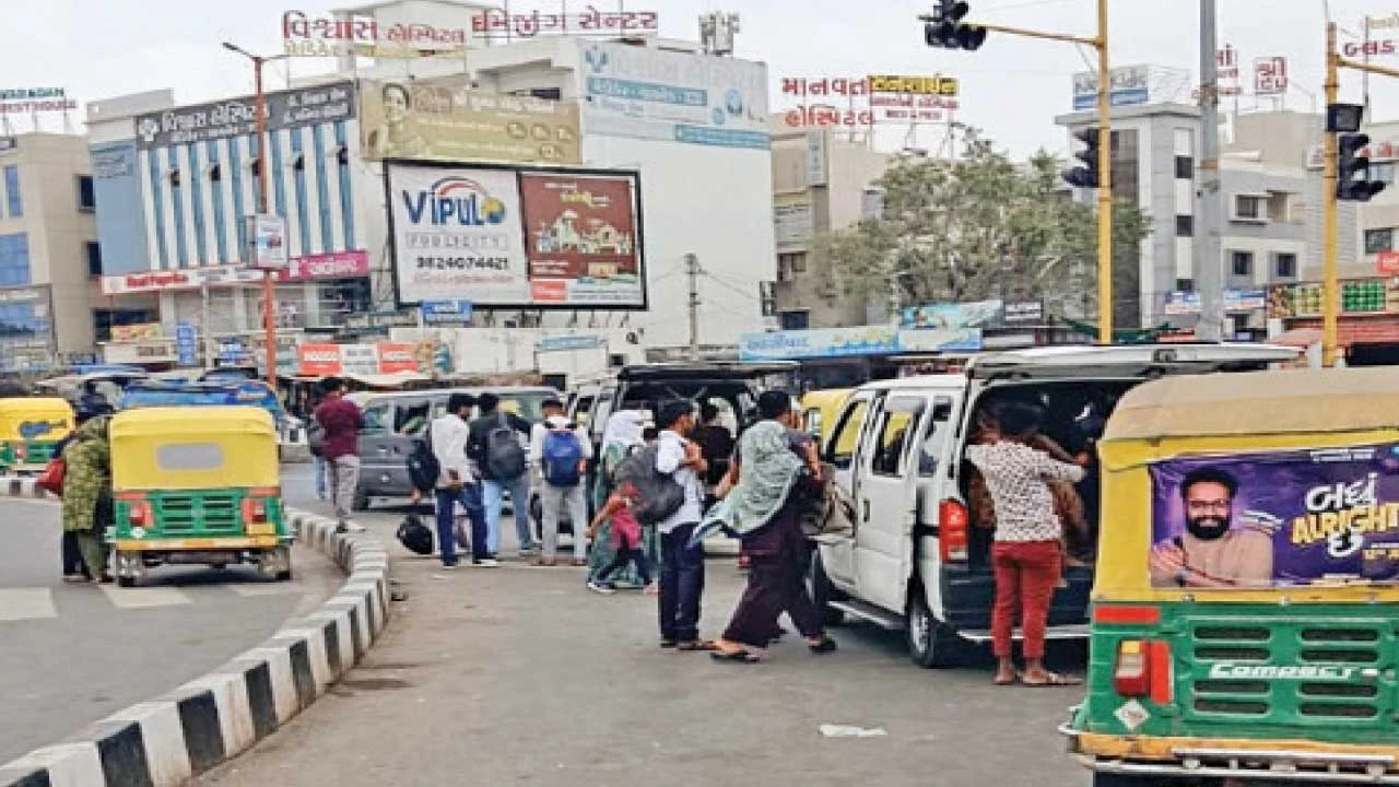 Palanpur: પાલનપુર હાઈવે સર્કલ આસપાસ શટલિયાઓનો અડીંગો : ટ્રાફિક પોલીસ કાર્યવાહી કરે તેવી માંગ