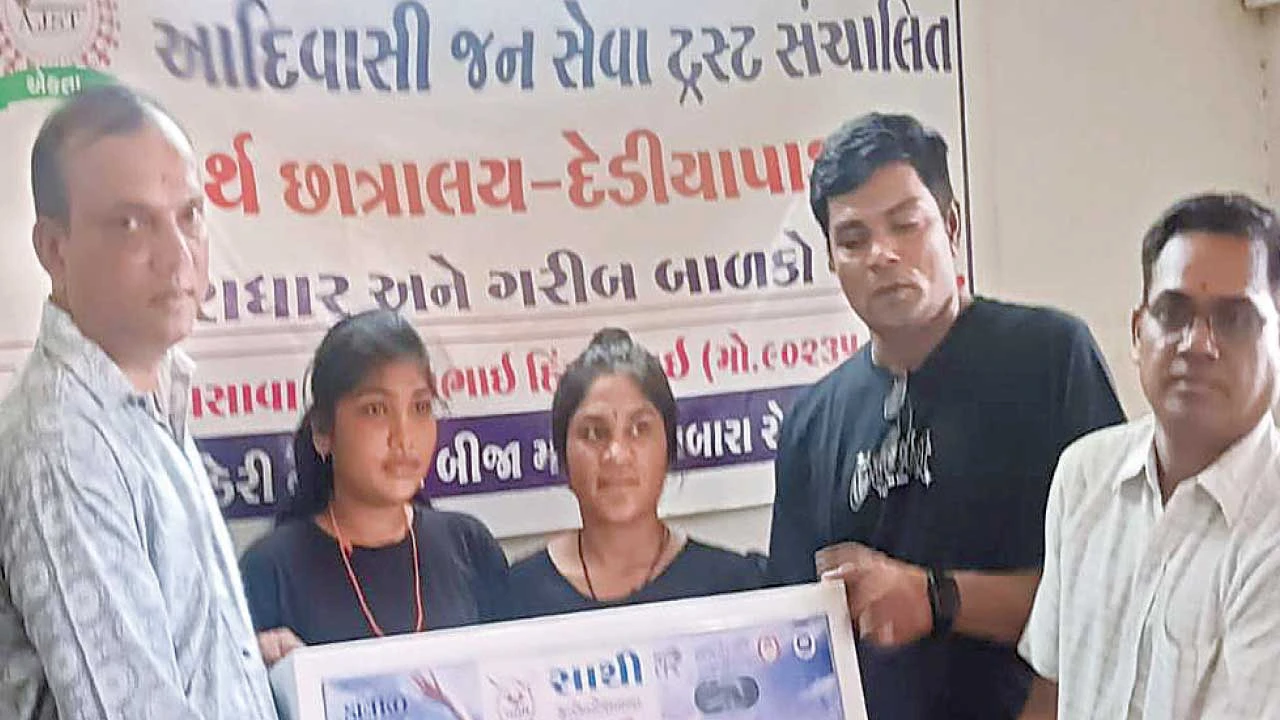દેડિયાપાડા છાત્રાલયમાં જરૂરિયાતમંદ દીકરીઓ માટે સેનિટરી પેડ વેન્ડિંગ મશીન અર્પણ કરાયું
