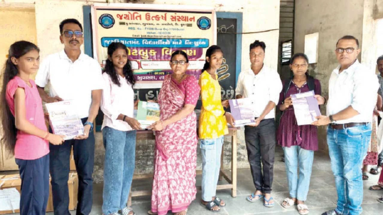 બારડોલીના જ્યોતિ ઉત્કર્ષ સંસ્થાન દ્વારા વિદ્યાર્થીઓને વિનામૂલ્યે નોટબુક વિતરણ