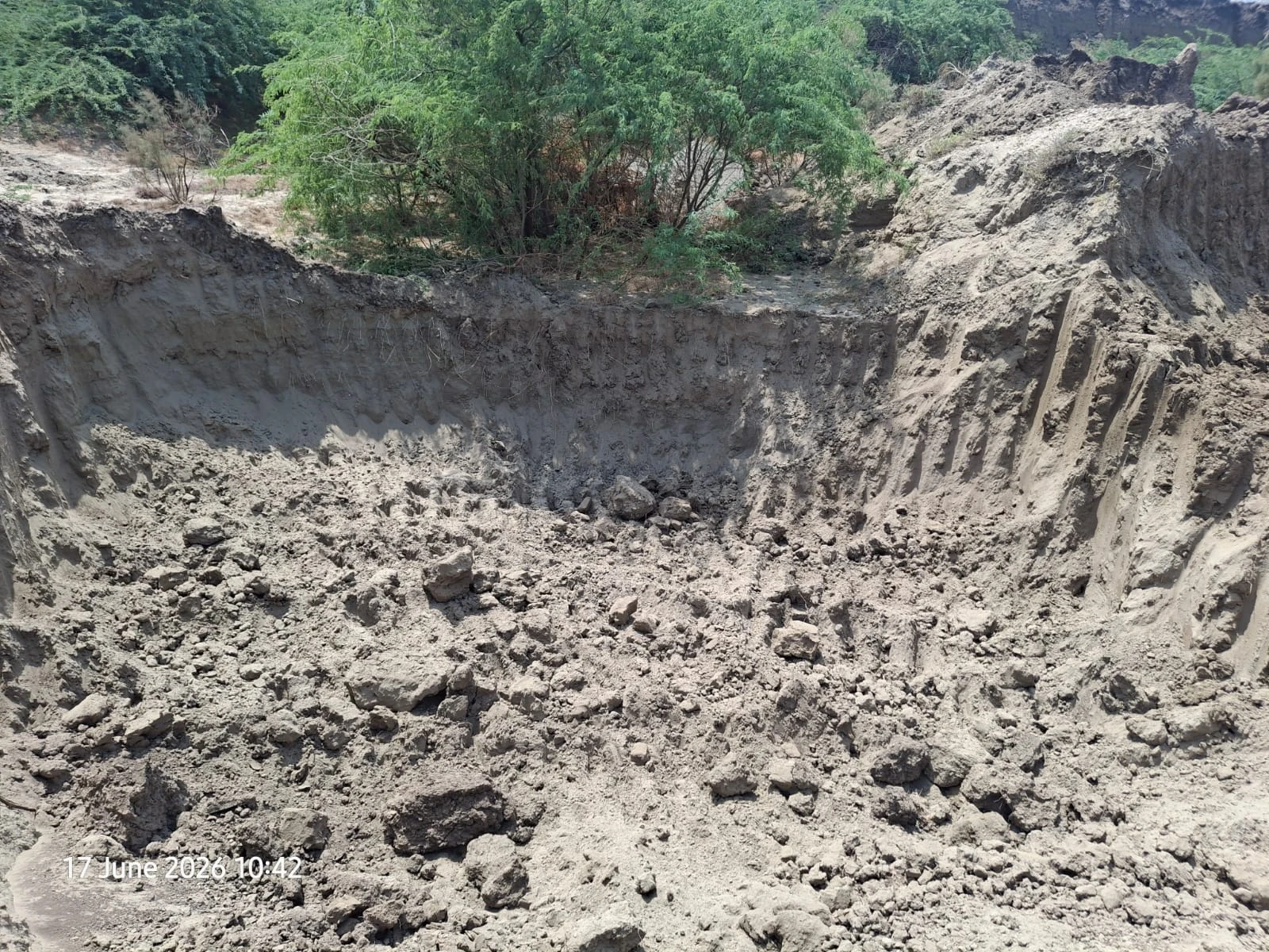 Bharuch News: Midnight Raid Exposes Rs 1.5 Crore Illegal Mining in Vagra