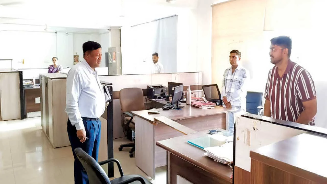 અધિક કલેક્ટરે પંચમહાલ ખાતે વિવિધ સરકારી કચેરીઓની કરી મુલાકાત.