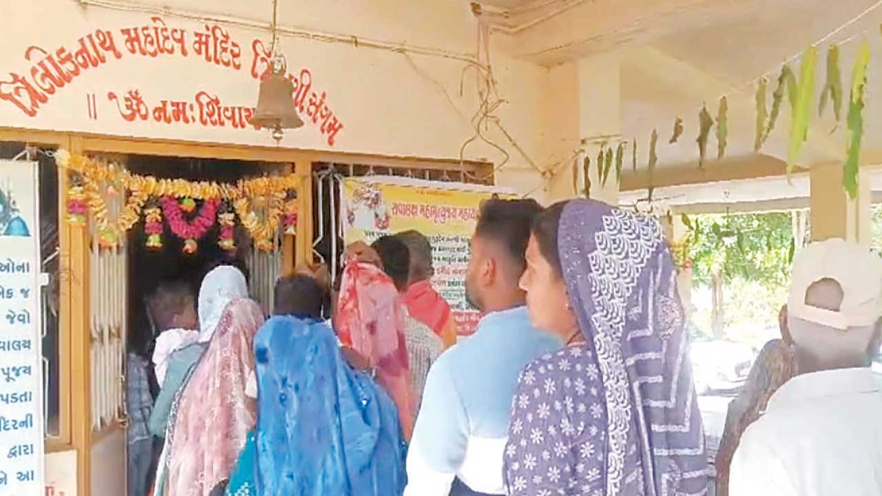Dahod: સોમવતી અમાસે ત્રિવેણી સંગમે સ્નાન માટે ઊમટેલા શ્રાદ્ધાળુઓ
