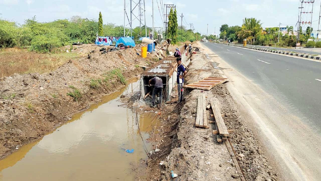 Vadodara: વરસાદી કાંસ બનાવવાની ધીમી ગતિએ ચાલતી કામગીરીથી રોષ