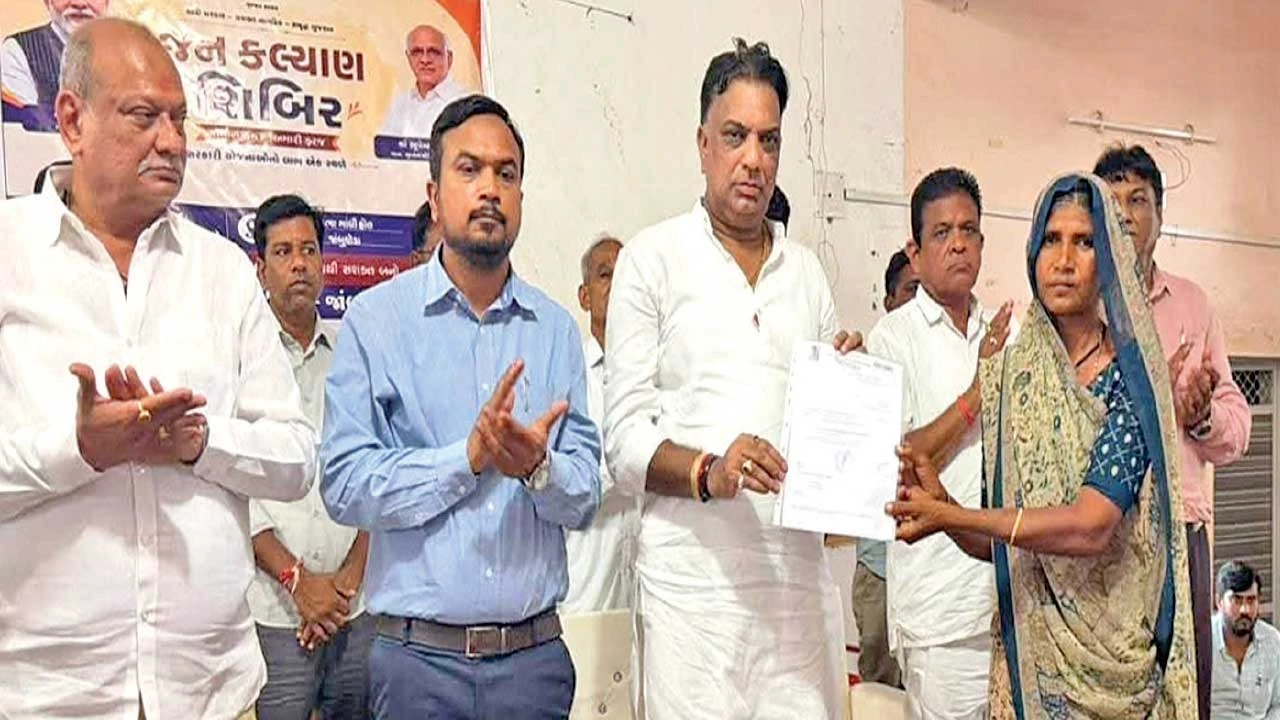 પંચમહાલ જન કલ્યાણ શિબિર: અનેક યોજનાઓના ચેકનું વિતરણ