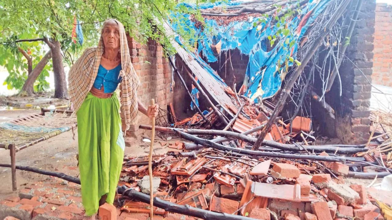 Godhra: પીપળિયા ગામમાં ભારે વરસાદમાં વૃદ્ધાનું ઘર ધરાશાયી