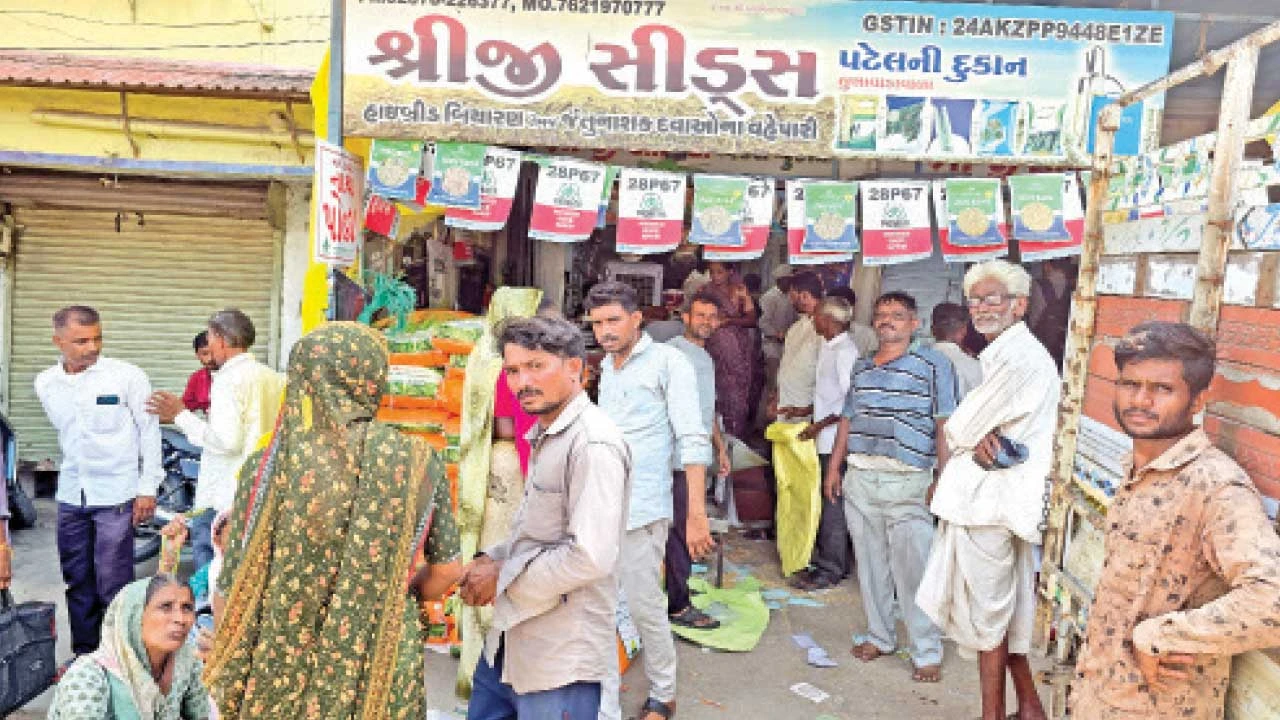 શહેરા ખાતે બિયારણ અને ખાતરની ખરીદી માટે ખેડૂતોની ભીડ ઊમટી