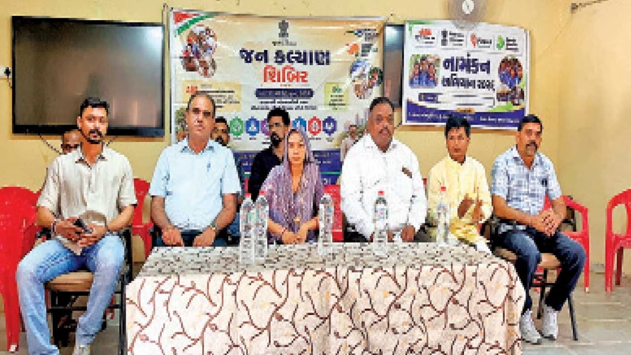 દાહોદની ગરબાડા માધ્યમિક શાળામાં જન કલ્યાણ શિબિર