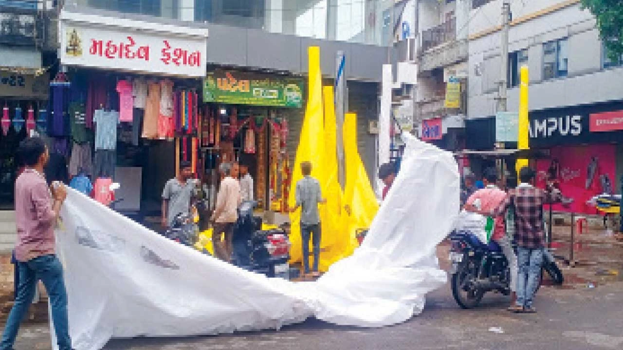 બોડેલીમાં ચોમાસાની શરૂઆત: તાડપત્રીના વેચાણમાં તેજી, ગરીબો માટે આવશ્યક