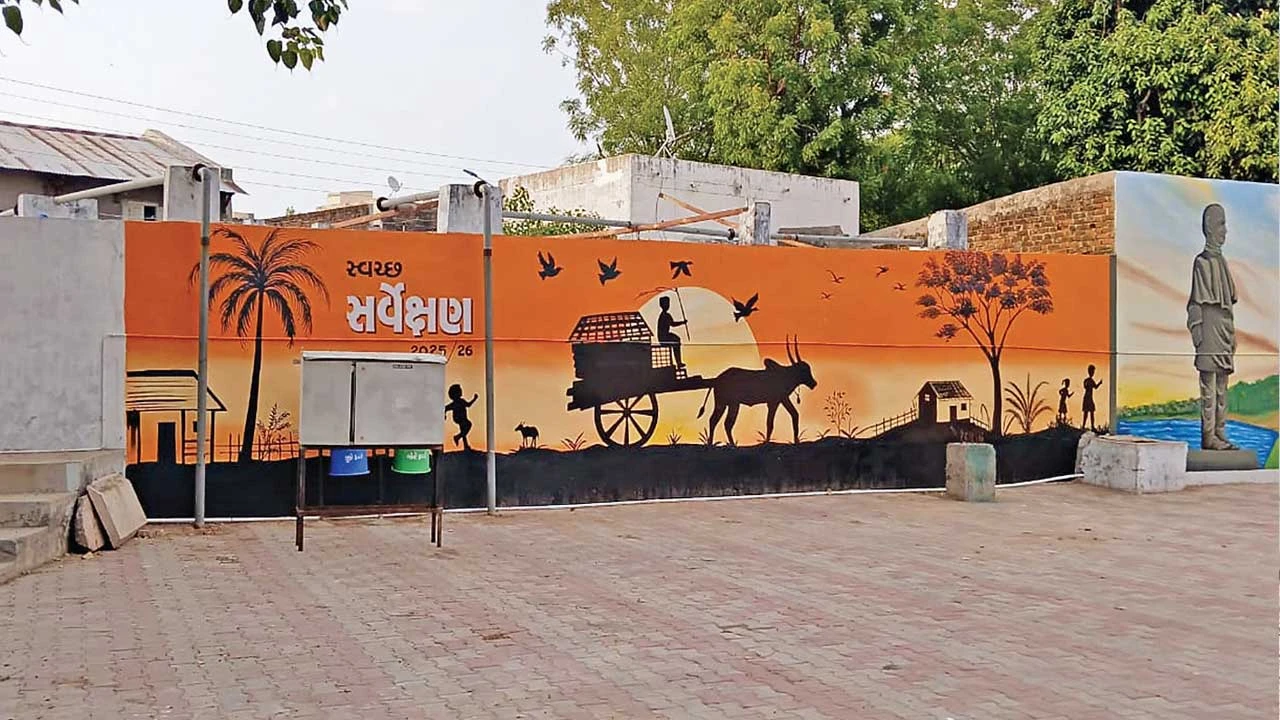 ચાણસ્મા તળાવ પર ગ્રામ્ય જીવન અને પ્રેરણાદાયી સંદેશાઓ દર્શાવતા ભીંત ચિત્રો