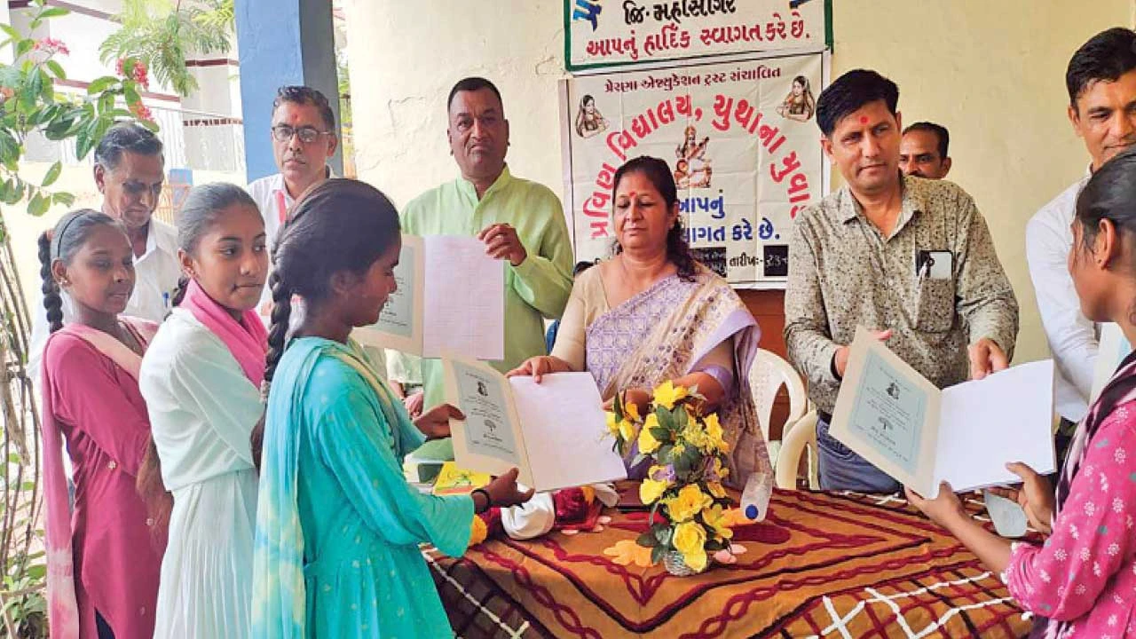 Lunavada: ગોધર તાલુકાનાચૂથાના મુવાડા ગામની શાળામાં પ્રવેશોત્સવ યોજાયો