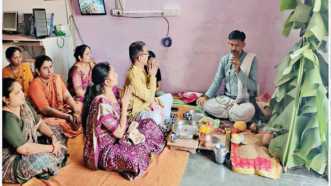 મોડાસા: શારદા પ્રાથમિક શાળામાં નવા શૈક્ષણિક સત્રના શુભારંભે સત્યનારાયણ ભગવાનની કથાનું આયોજન