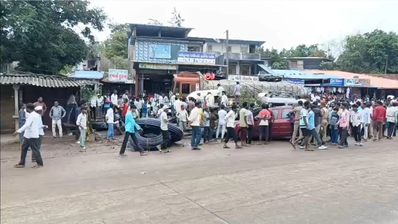 Valsad News Kaprada Truck Accident Brake Fail 15 Vehicles Damaged 1 Dead (2)