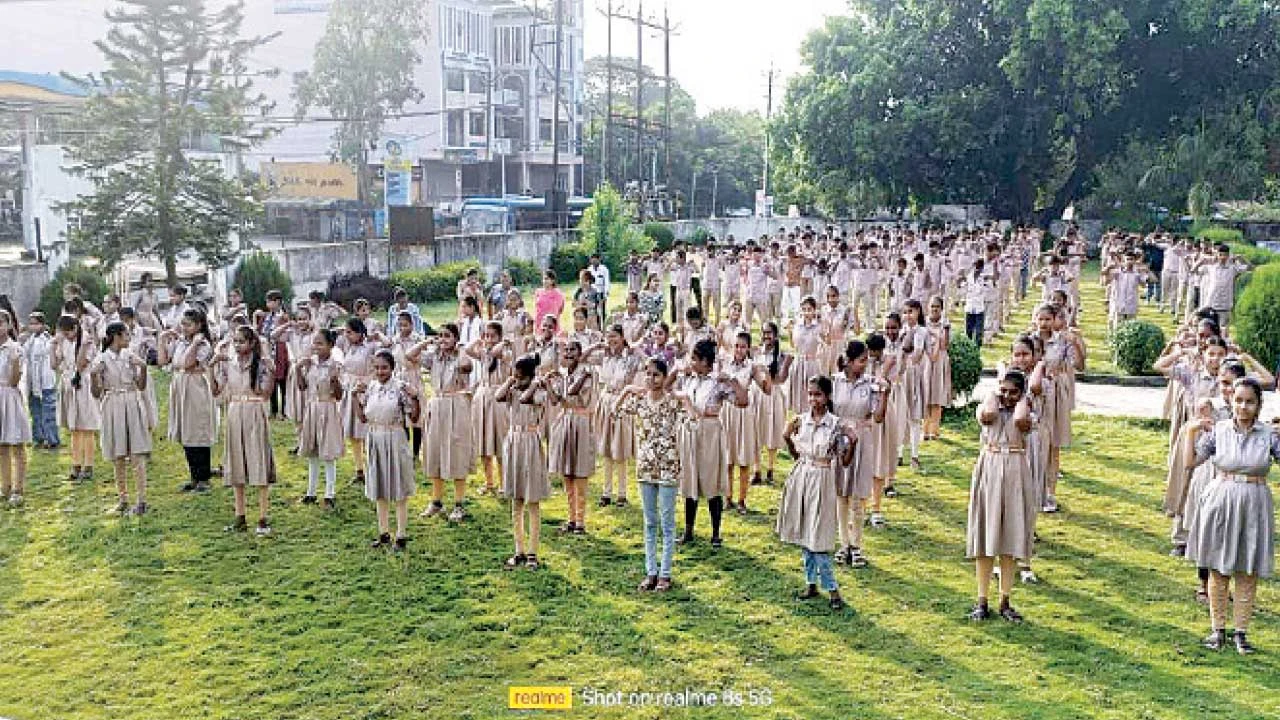 Lunavada: લુણાવાડાની એસ.કે હાઇસ્કુલમાં વિશ્વ યોગ દિવસની ઉજવણી