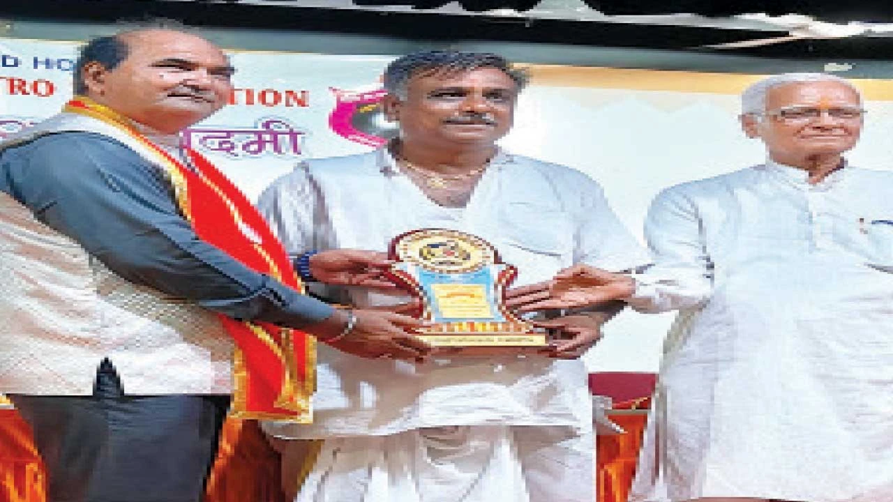 પાદરાના આચાર્ય જીગ્નેશ પંડયાને બેસ્ટ ઇન્ડિયન એચિવમેન્ટ ઍવૉર્ડ એનાયત
