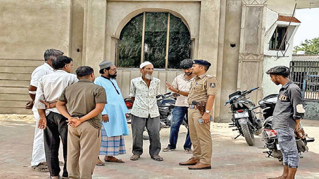 Patan: સરિયદ અને દેલીયાથર ગામે પોલીસનું ફૂટ પેટ્રોલિંગ