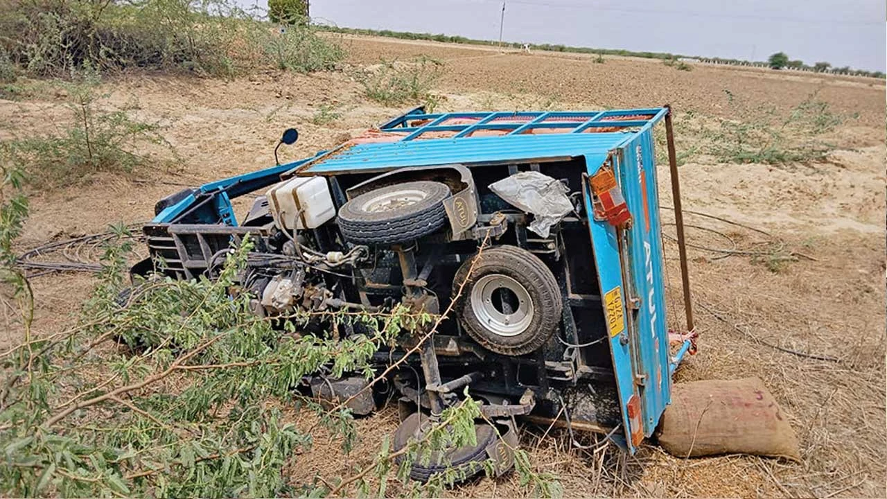 રાધનપુર પાસે પુલ પર લોડિંગ રિક્ષા પલટી, બે યુવાનો ગંભીર રીતે ઇજાગ્રસ્ત