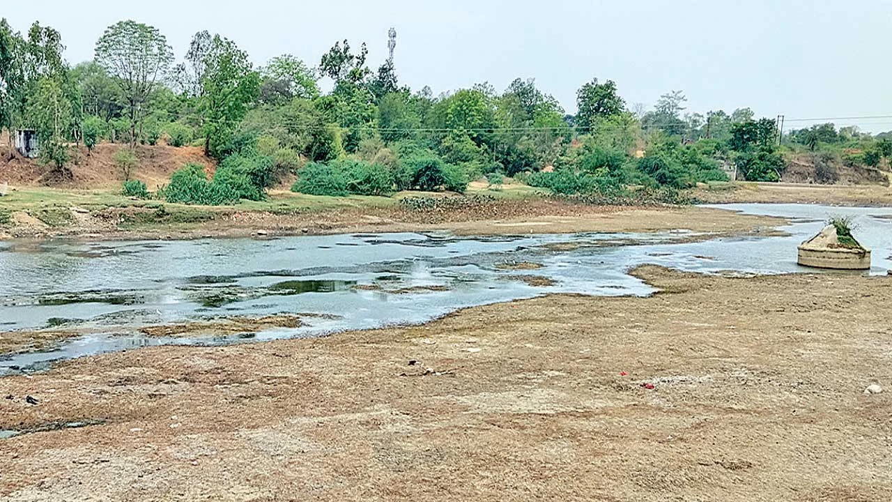 દાહોદના દે.બારીઆ પાનમ નદી સૂકાતા ભૂગર્ભ કૂવા દેખાયા