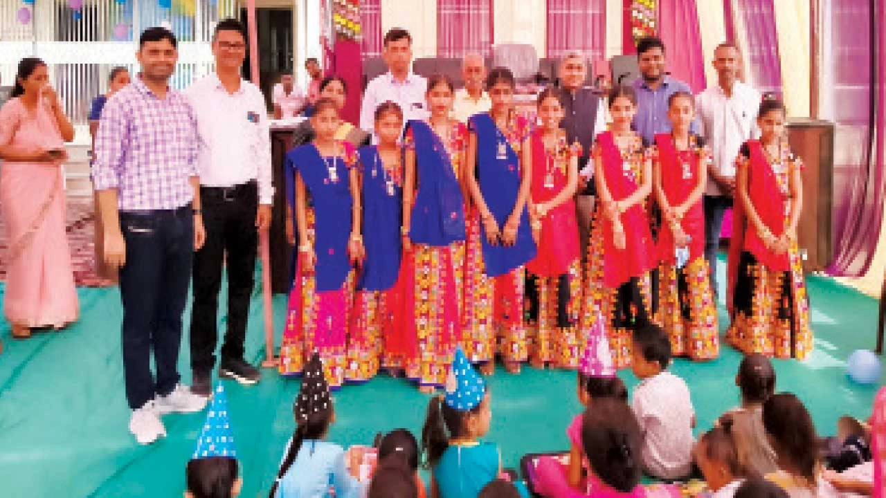 છોટાઉદેપુરના નસવાડી કન્યા પ્રાથમિક શાળામાં પ્રવેશોત્સવની ભવ્ય ઉજવણી, વિદ્યાર્થીઓને પ્રેરણાદાયી માર્ગદર્શન અપાયું.