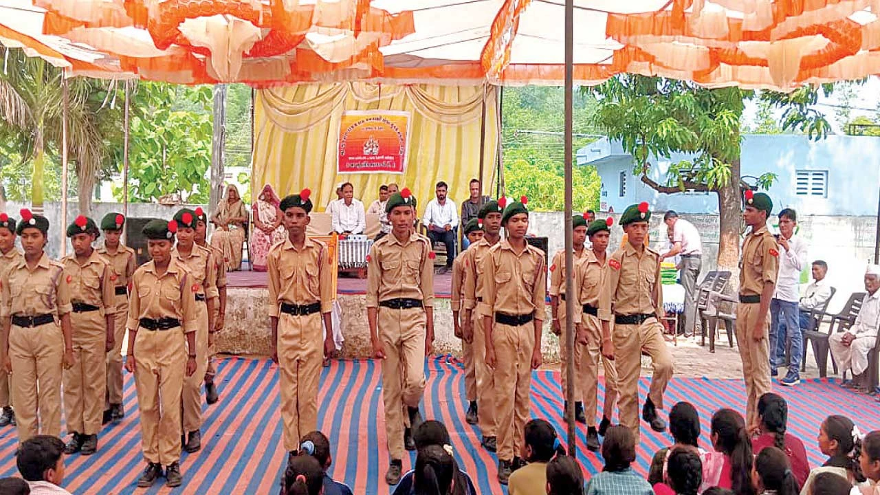 દાહોદની સરજૂમી વનવાસી માધ્યમિક શાળામાં ધોરણ 9 અને 11નો પ્રવેશોત્સવ સંપન્ન.