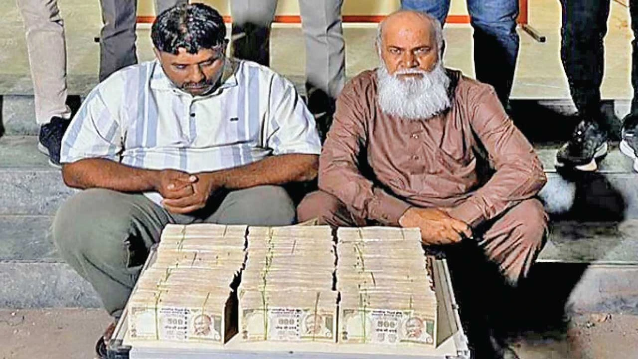 રબારી કોલોની પાસેથી 39 લાખની 500ના દરની 7,800 નોટો સાથે બે શખ્સો ઝડપાયા