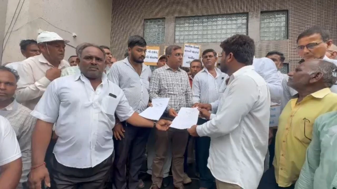 Rajkot News: 16000 Farmers Mega Rally Against JETCO Power Pole, AAP Leader Spark Political Drama