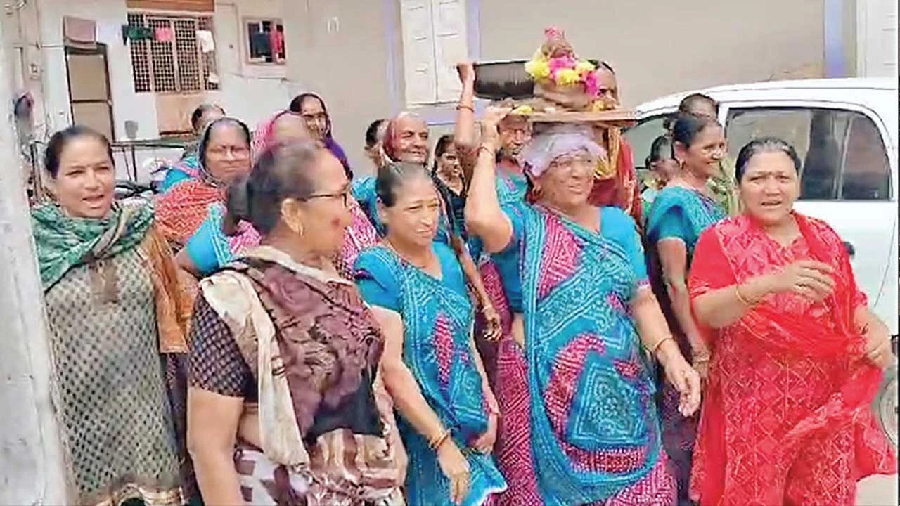 વરસાદ ખેંચાતા પ્રાંતિજમાં ઢુંઢીયા બાવજીની મૂર્તિ બનાવી મેઘરાજાને રીઝવવાનો પ્રયાસ