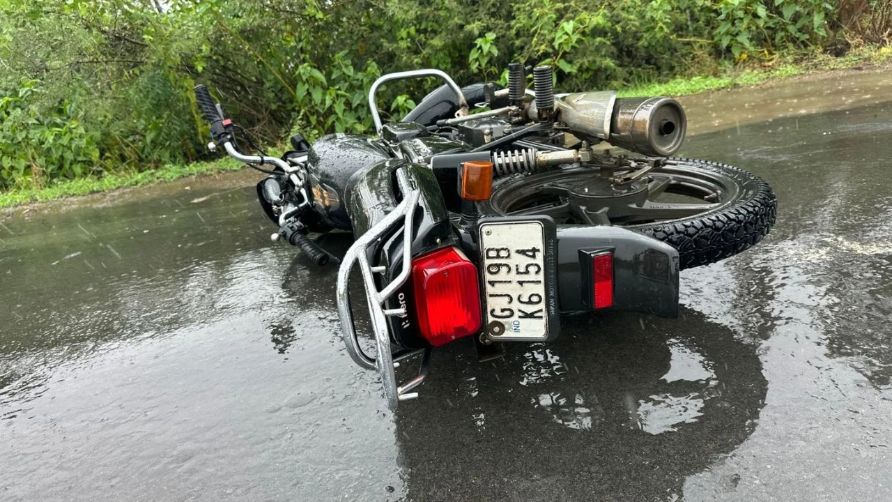 Surat News: Youth Killed as Electric Pole Collapses Due to Heavy Rain in Mangrol | Gujarat News Surat News: Youth Killed as Electric Pole Collapses Due to Heavy Rain in Mangrol | Gujarat News