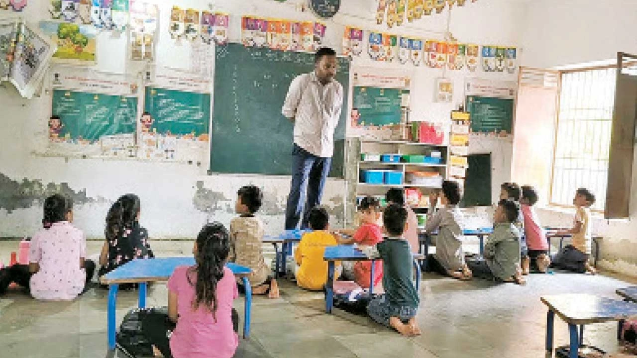 વડોદરાની કરજણ તાલુકાની પ્રાથમિક શાળાઓમાં શિક્ષકોની ગંભીર અછત