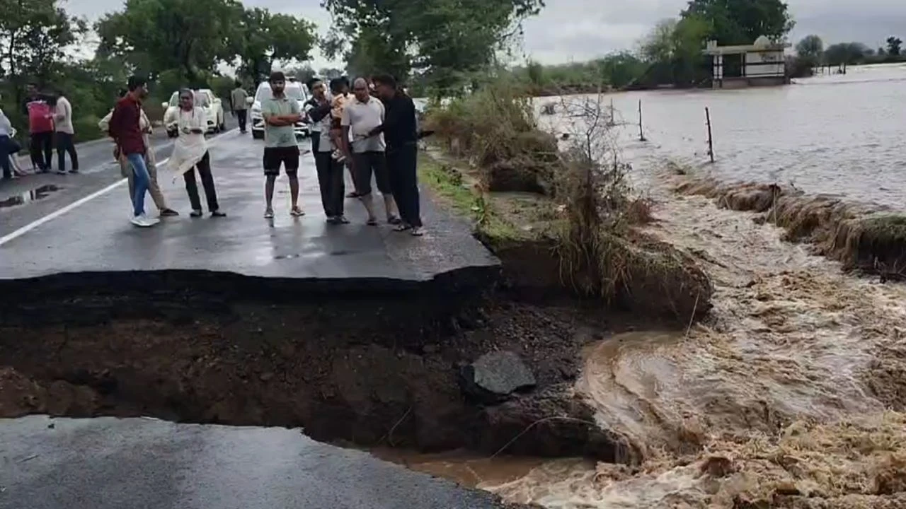 Amreli News: Amreli-Savarkundla State Highway Closed After Road Washed Away in Floods