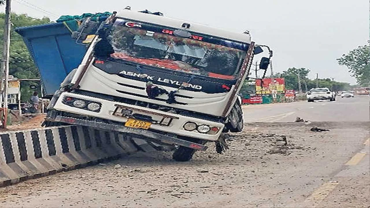 હિંમતનગર: ઇડર-ભિલોડા રોડ પર ડમ્પર ડિવાઇડર પર ચઢ્યું, સદનસીબે જાનહાનિ ટળી