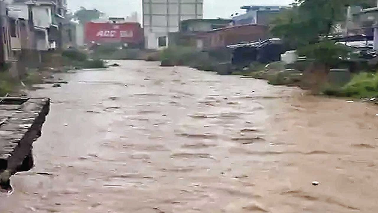 Himatnagar: વિજયનગરમાં 4 ઈંચ વરસાદ પડતાં પુણ્યશિલા નદી બે કાંઠે