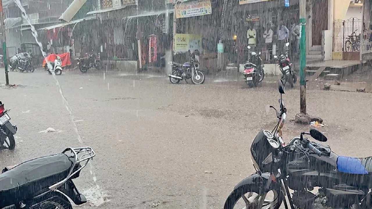 હિંમતનગર: પોશીના વિસ્તારમાં મેઘરાજાની ધમાકેદાર એન્ટ્રી, ખુશીનો માહોલ