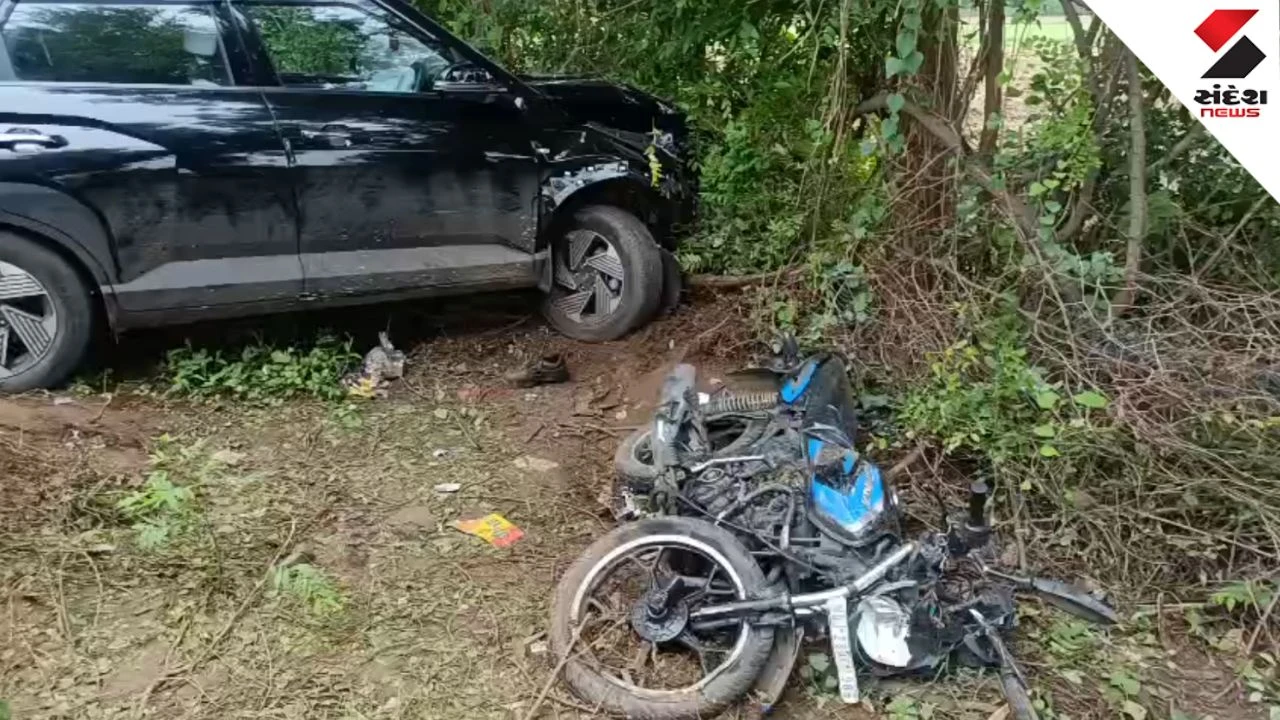 Anand News: Petlad Borsad Road Accident: Bike Rider Shailesh Chauhan Dies on the Spot
