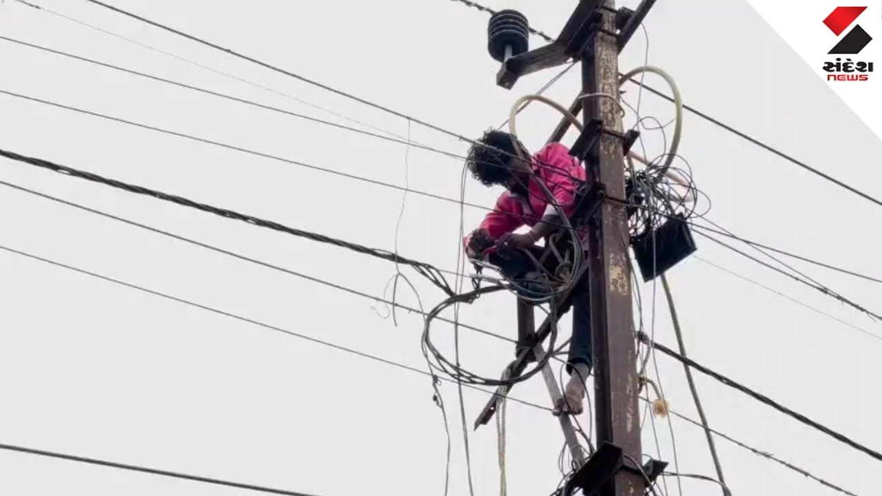 Jamnagar News: Severe Negligence by PGVCL in Dhrol, Laborers Work on Electric Poles Without Safety Gear