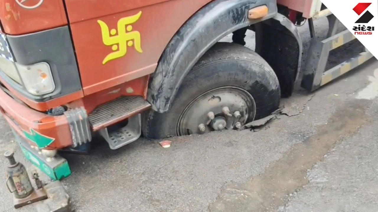 Surat News Surat Bhatar Road Sinkhole SMC Pre-Monsoon Work Exposed After Rain (2)